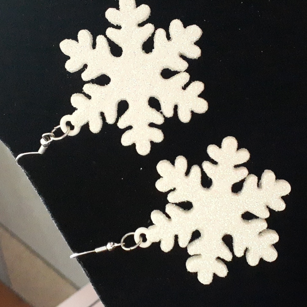 Glittery White Snowflake Pierced Earrings RR142